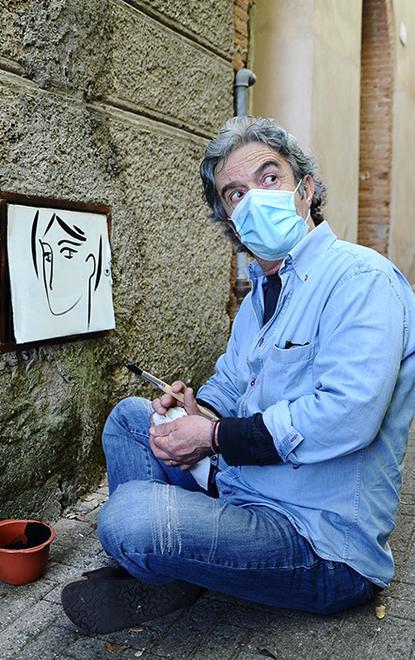 Stefano Tonelli al lavoro in uno degli angoli del borgo