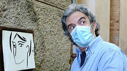 Stefano Tonelli al lavoro in uno degli angoli del borgo