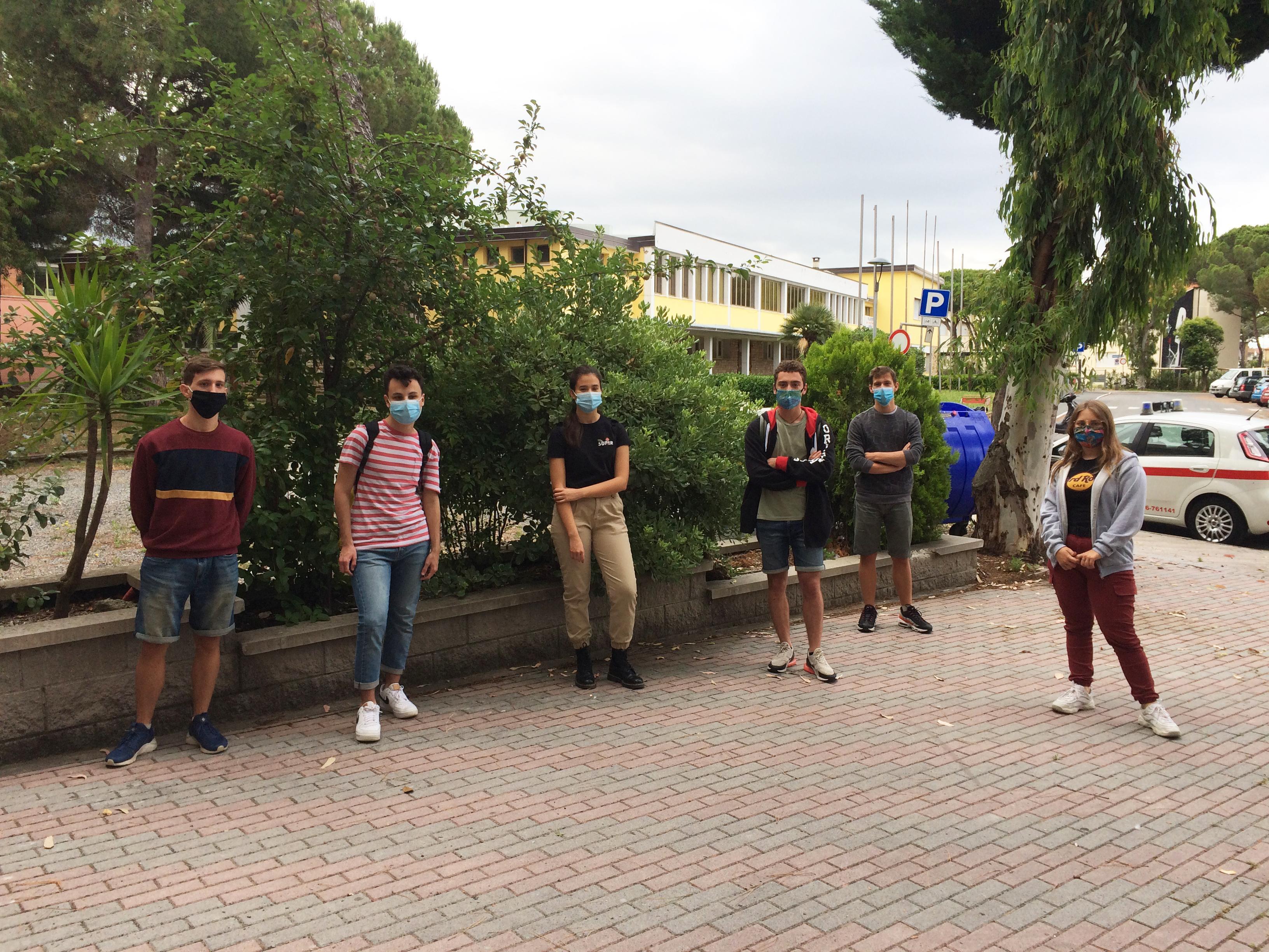 Un gruppo di giovani davanti al liceo Fermi di Cecina