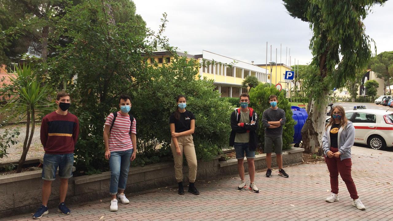 Un gruppo di giovani davanti al liceo Fermi di Cecina