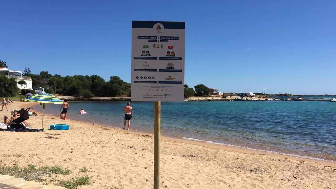 Sulle spiagge della Gallura cartelli con le regole anti-Covid in due lingue