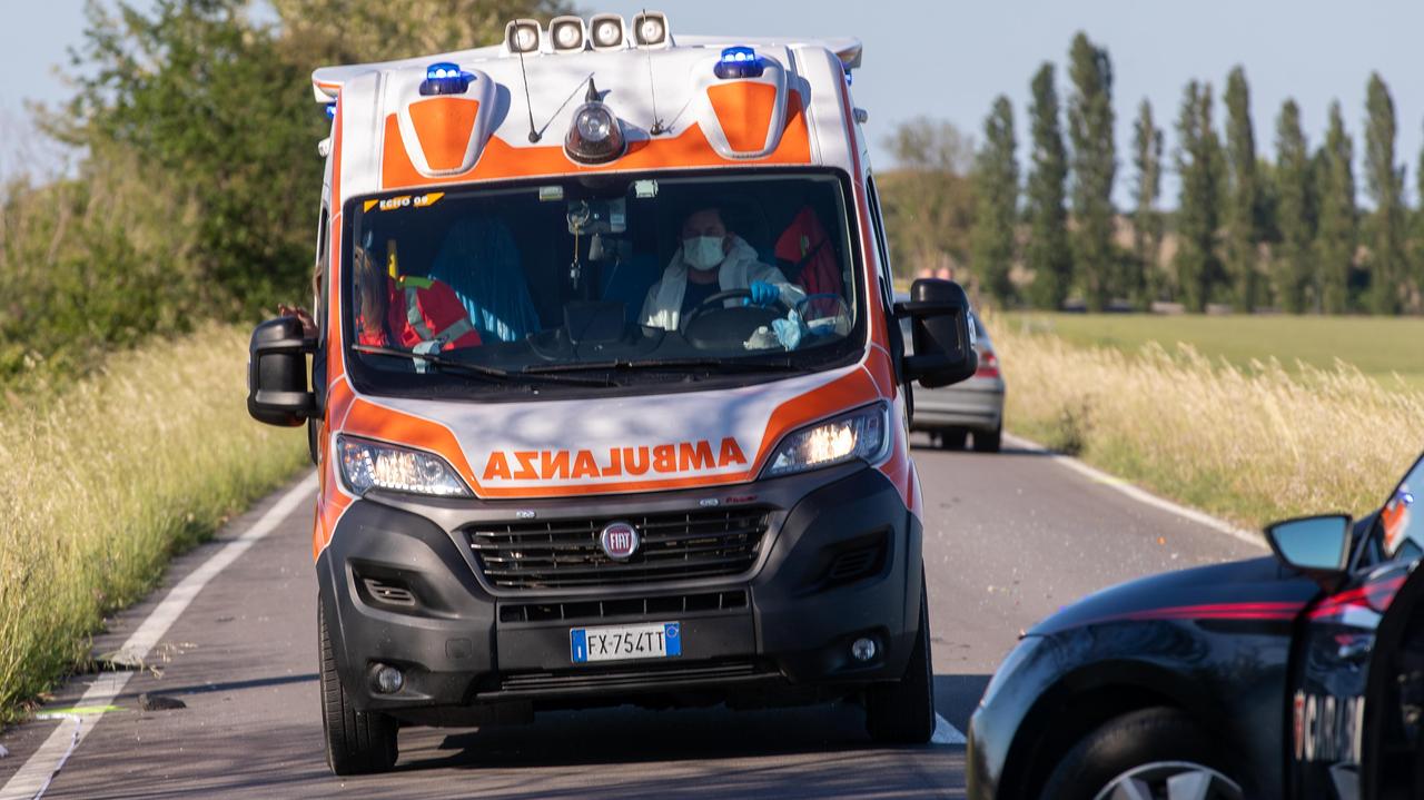 Scontro tra un furgone e una moto, 52enne all'ospedale