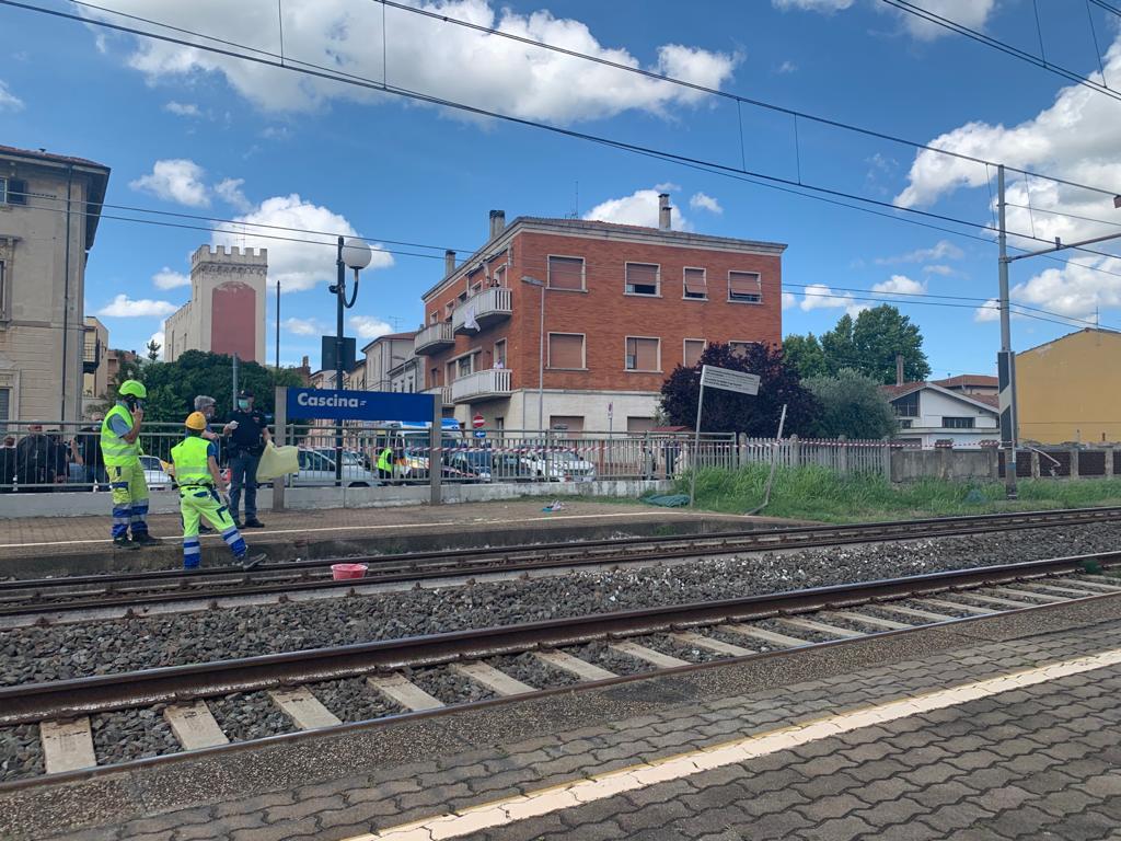 Agenti della Polfer e dipendenti delle Ferrovie sul luogo dell'investimento (foto Franco Silvi)