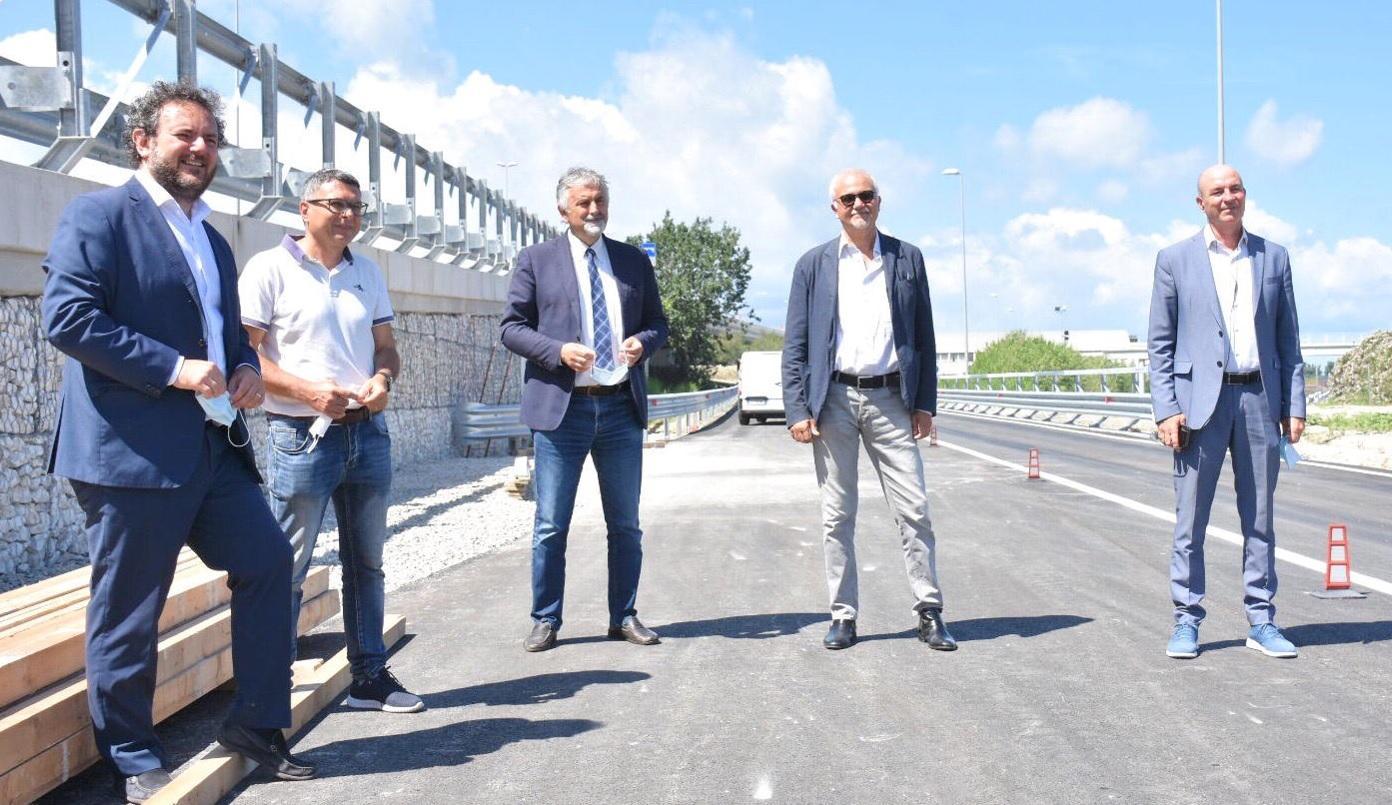 Foto di gruppo alla riattivazione della rampa di via Quaglierini verso Tirrenia: al centro l'assessore regionale Vincenzo Ceccarelli e il presidente dell'Authority Stefano Corsini, ai lati il consigliere regionale Francesco Gazzetti e il sindaco di Livorno Luca Salvetti