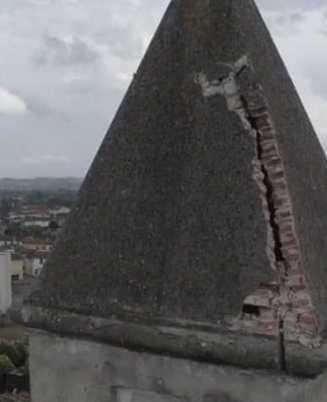 Lo squarcio nel campanile della chiesa dei Frati