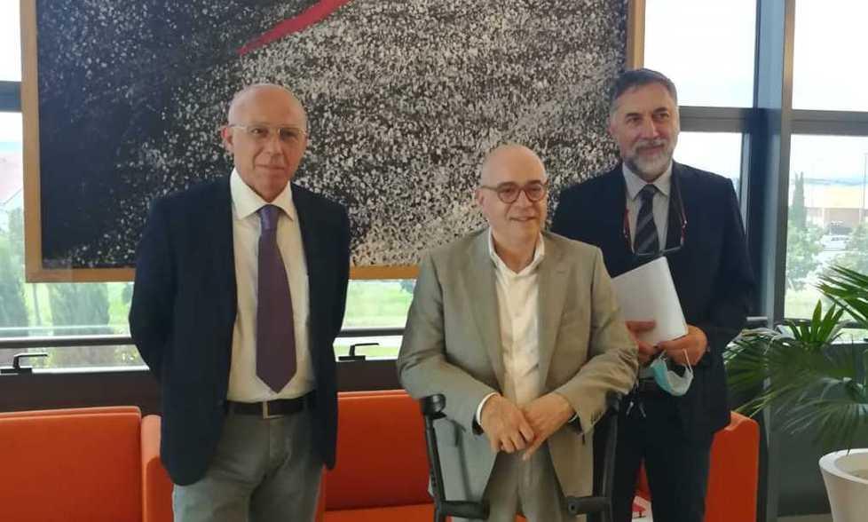 Da sinistra Renzo Macelloni, sindaco di Peccioli, Daniele Salvadori e Gianpiero Lari, rispettivamente Ad e vicedirettore generale della Banca