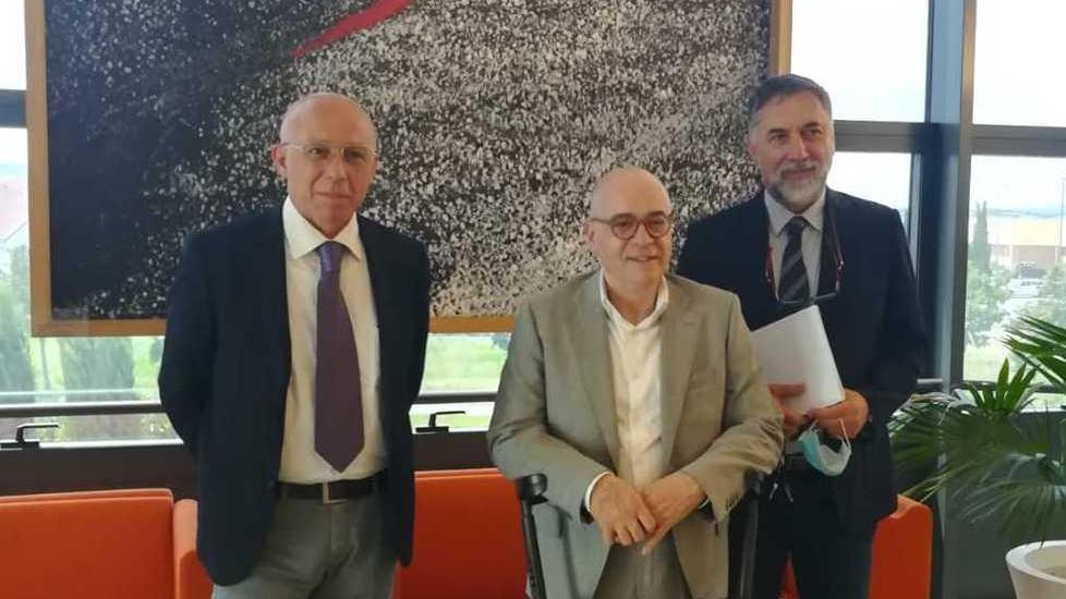 Da sinistra Renzo Macelloni, sindaco di Peccioli, Daniele Salvadori e Gianpiero Lari, rispettivamente Ad e vicedirettore generale della Banca