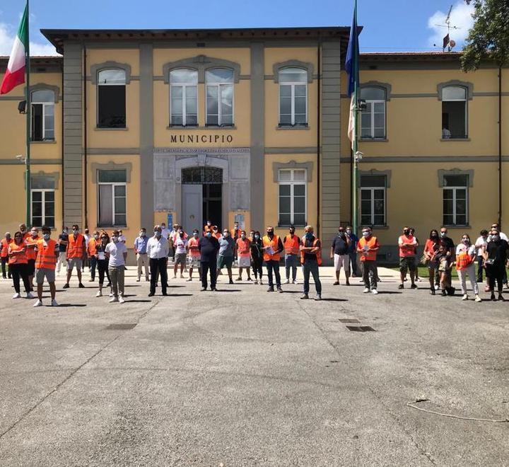 I giostrai davanti al municipio del Forte: «Il Comune ci faccia lavorare» 