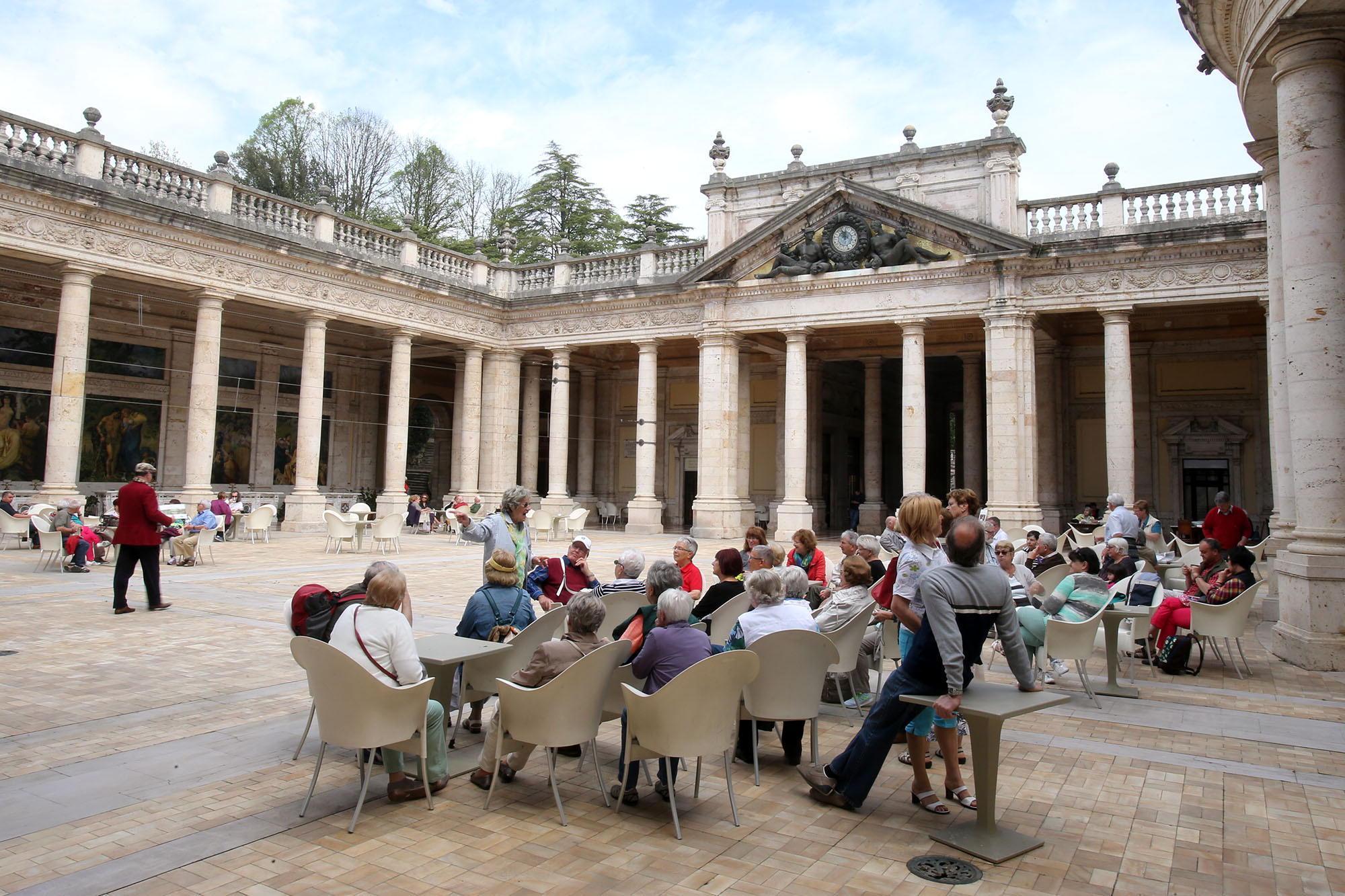 Turisti alle Terme Tettuccio prima del lockdown
