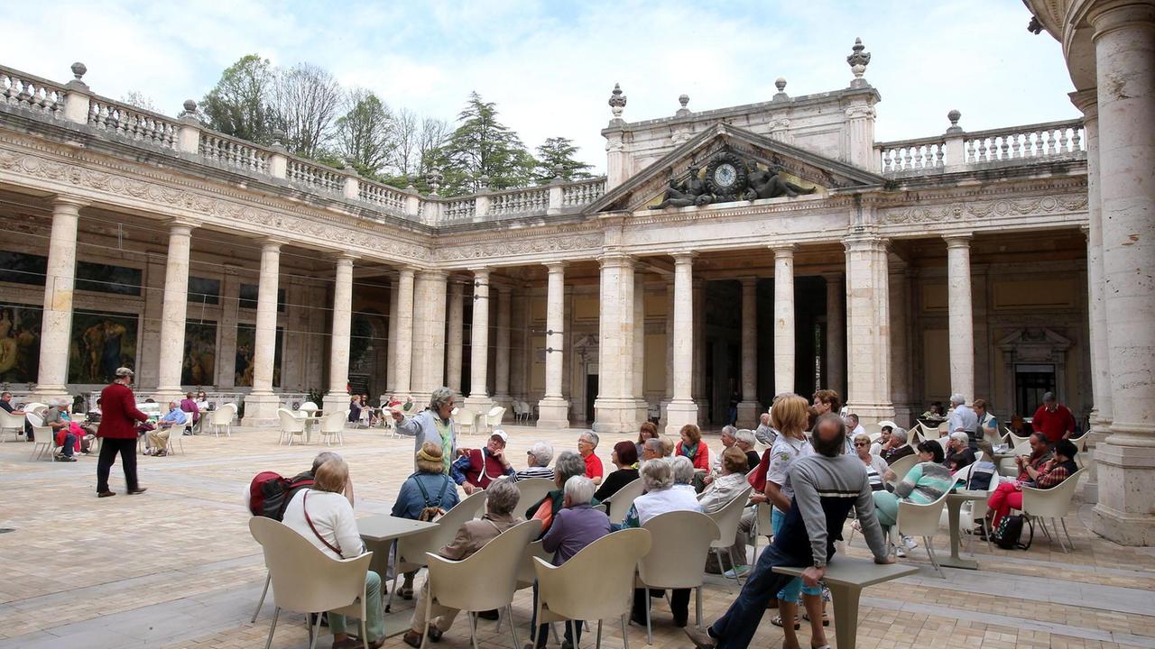 Turisti alle Terme Tettuccio prima del lockdown
