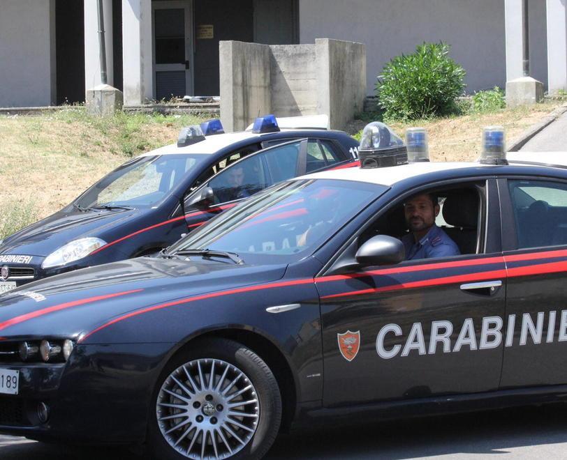 Ferisce l’anziana madre con un morso e aggredisce i carabinieri 