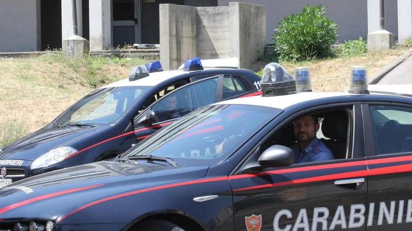 Ferisce l’anziana madre con un morso e aggredisce i carabinieri