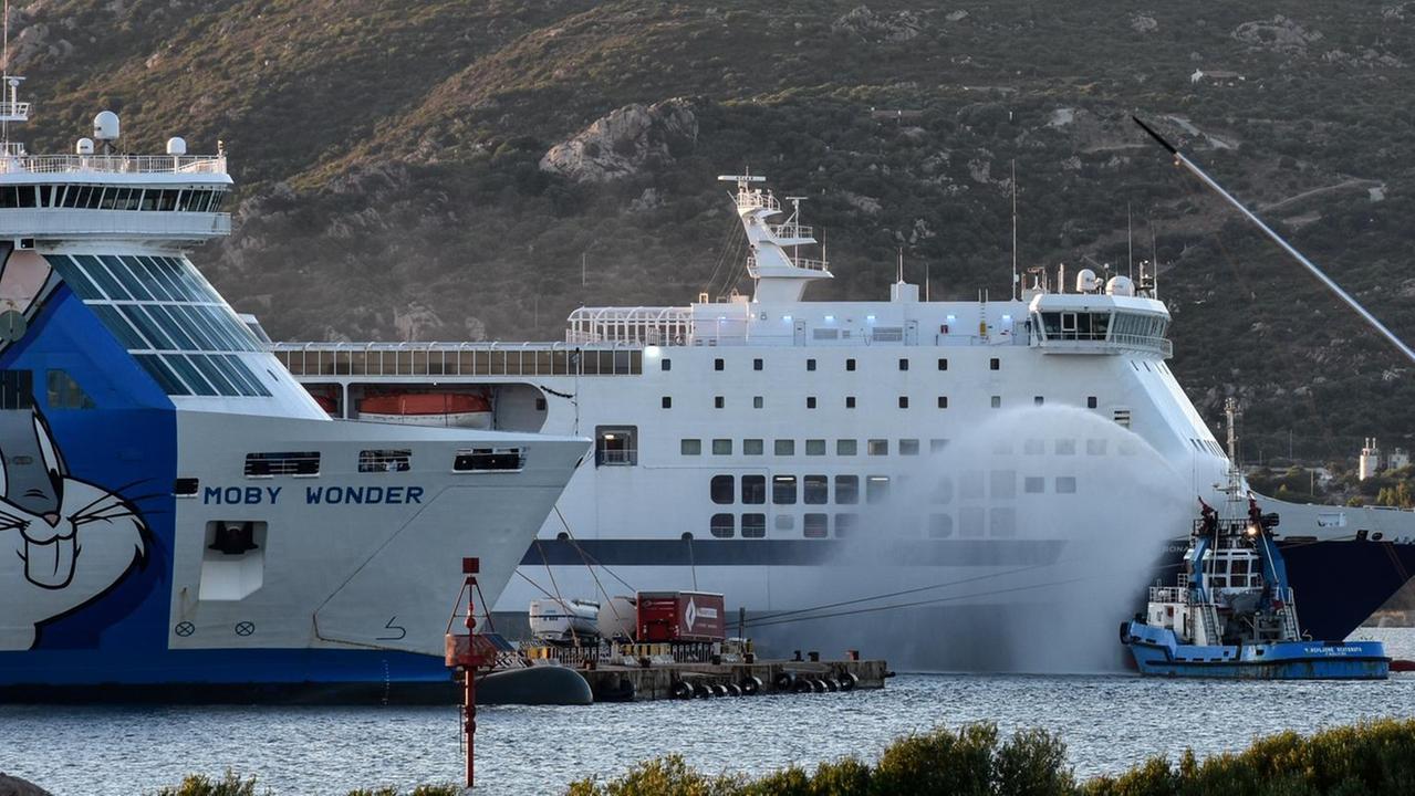 Olbia, fiamme nel traghetto all'ingresso in porto: 155 passeggeri a bordo 