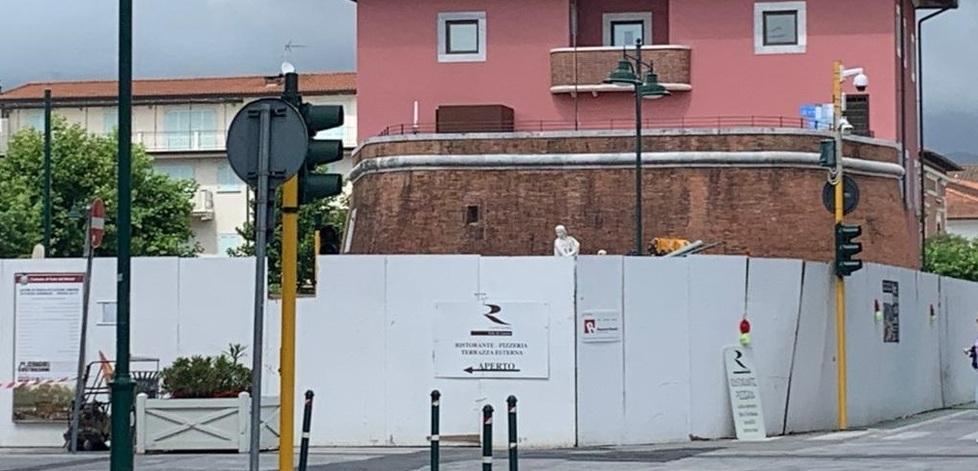 Tonini: quella foto delle Apuane sul pontile la feci mettere io