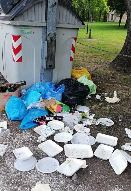 Rifiuti abbandonati nel Parco della Pieve