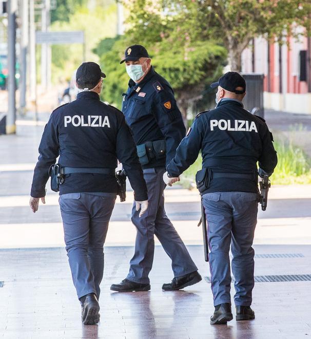Ferrara, ragazza ventenne in overdose d’eroina: salvata dai poliziotti 