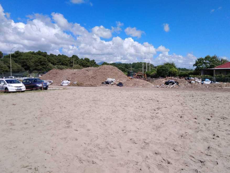 A Partaccia e Ronchi incubo lavarone. Il Comune: presto puliremo l’arenile 