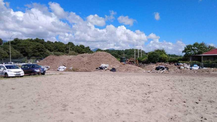 A Partaccia e Ronchi incubo lavarone. Il Comune: presto puliremo l’arenile