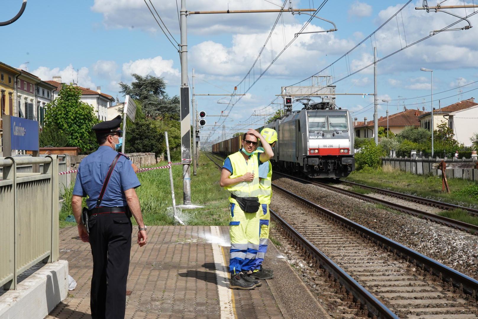Travolto dal treno mentre attraversa i binari: muore a nemmeno 30 anni davanti agli amici 