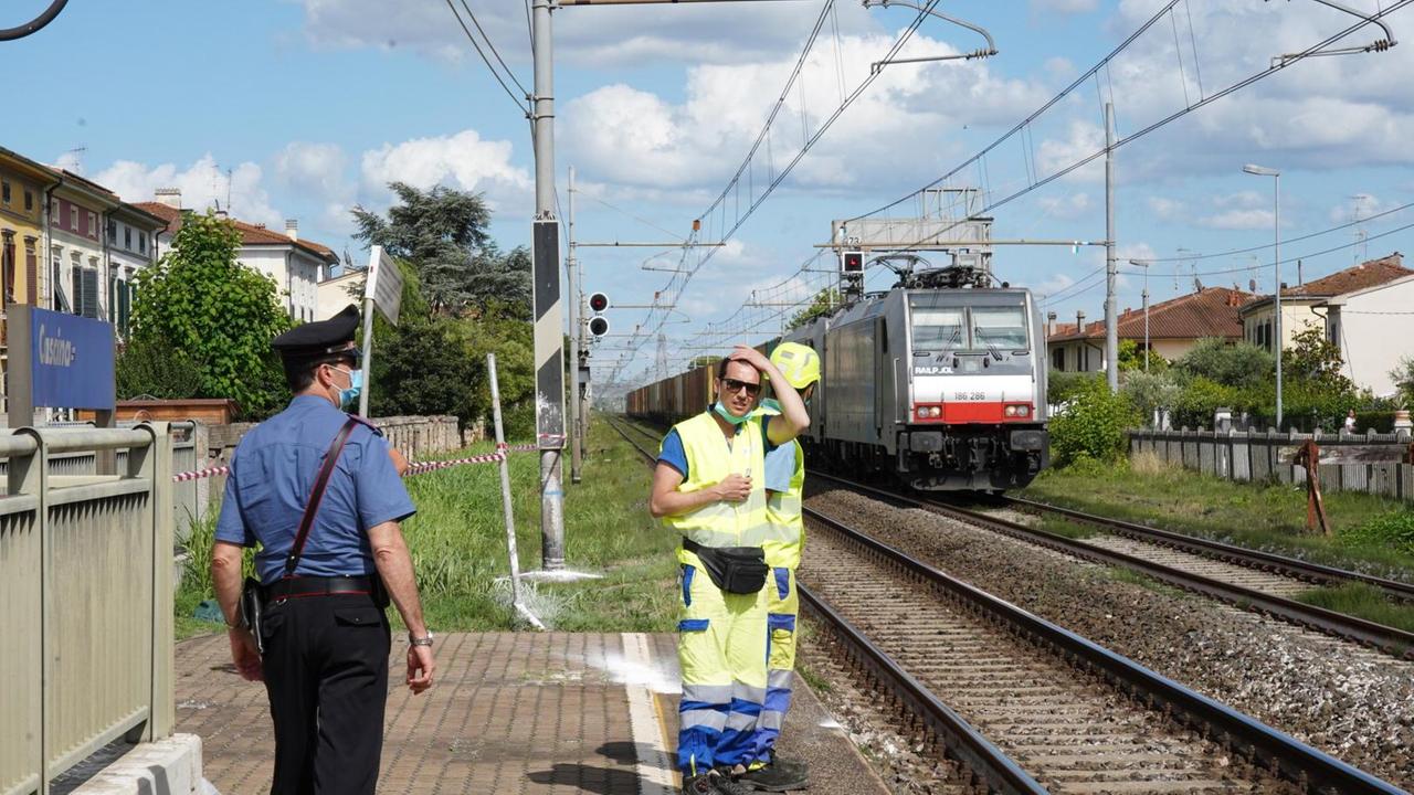 Travolto dal treno mentre attraversa i binari: muore a nemmeno 30 anni davanti agli amici