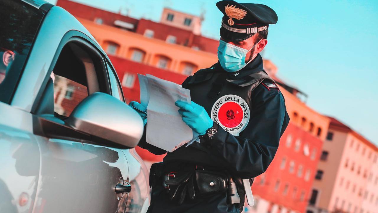 Un carabiniere di Livorno durante un controllo