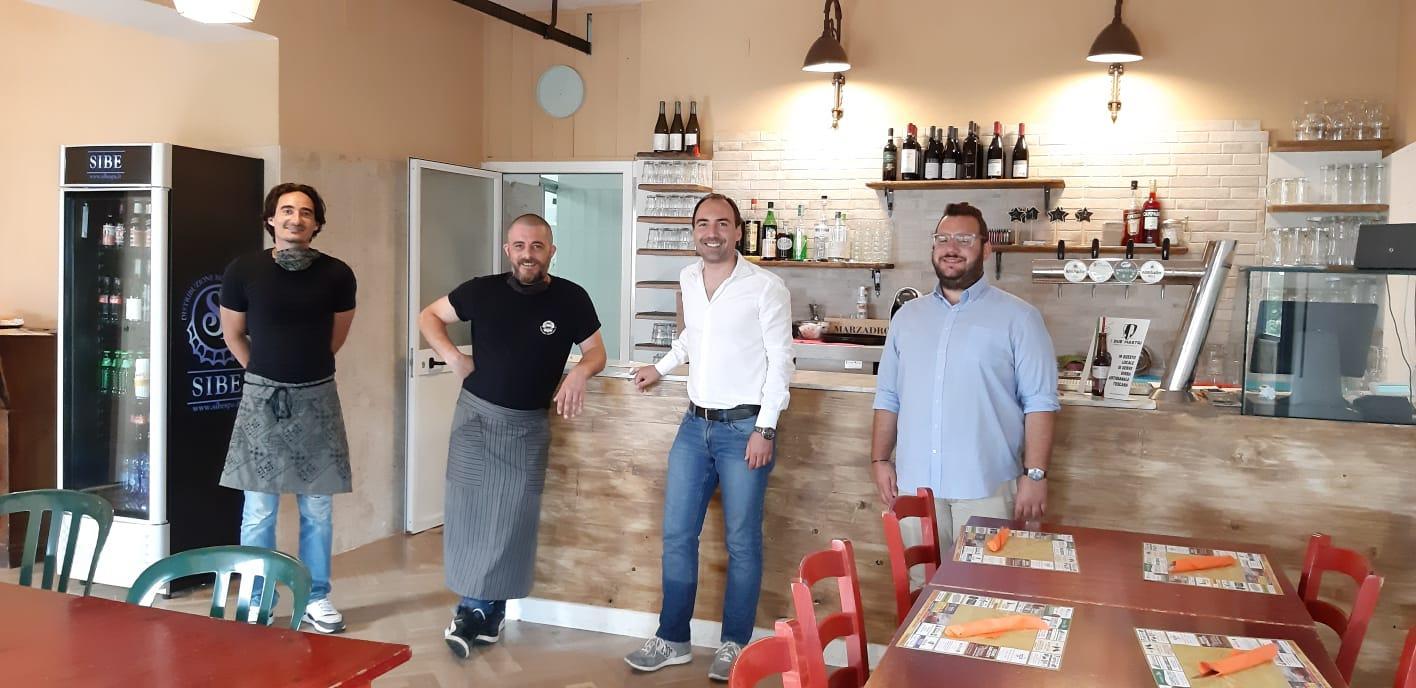Alessio Santiccioli, il secondo da sinistra, insieme al sindaco Simone Calamai e all'assessore Alberto Vignoli