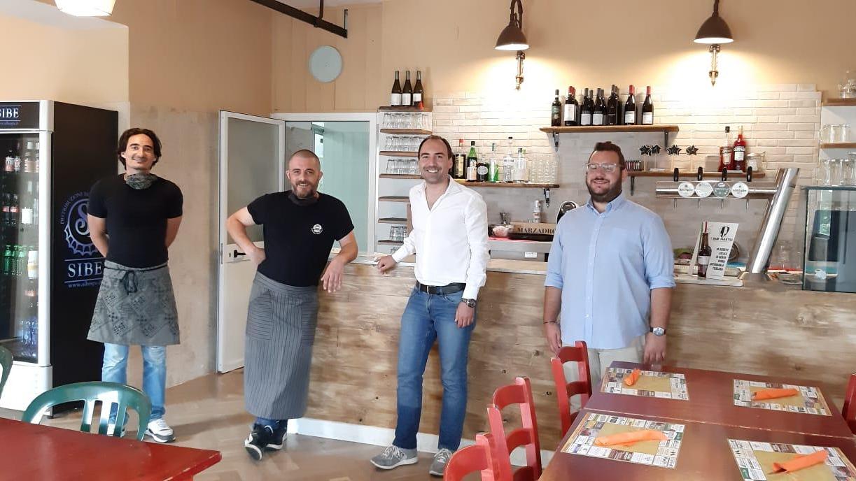 Alessio Santiccioli, il secondo da sinistra, insieme al sindaco Simone Calamai e all'assessore Alberto Vignoli