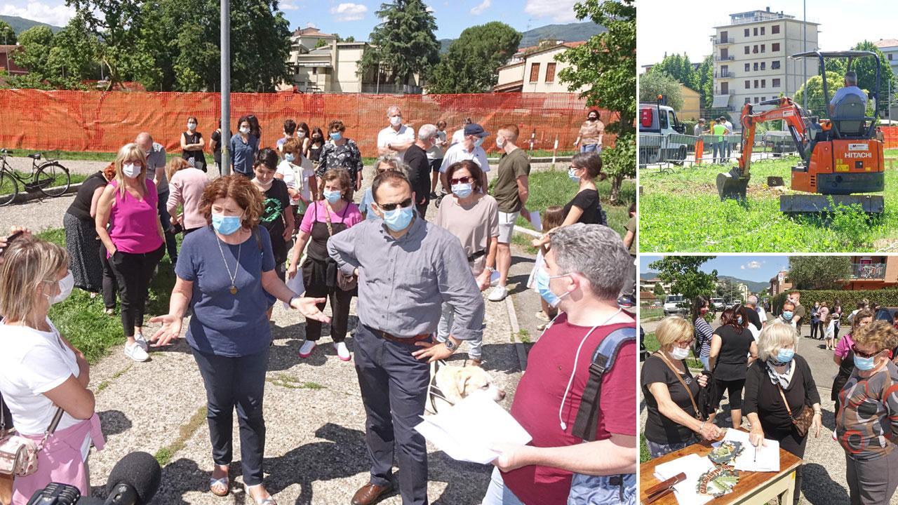 La protesta degli abitanti di via Stelvio e dintorni contro i lavori appena iniziati nell’area a verde di fianco alla strada. Nelle foto piccole, in alto una piccola ruspa all’interno dell’area transennata per il cantiere; in basso, un banchetto per la raccolta di firme contro la realizzazione della palazzina di quattro piani destinata all’edilizia sociale, come prevede il progetto (foto Gori)