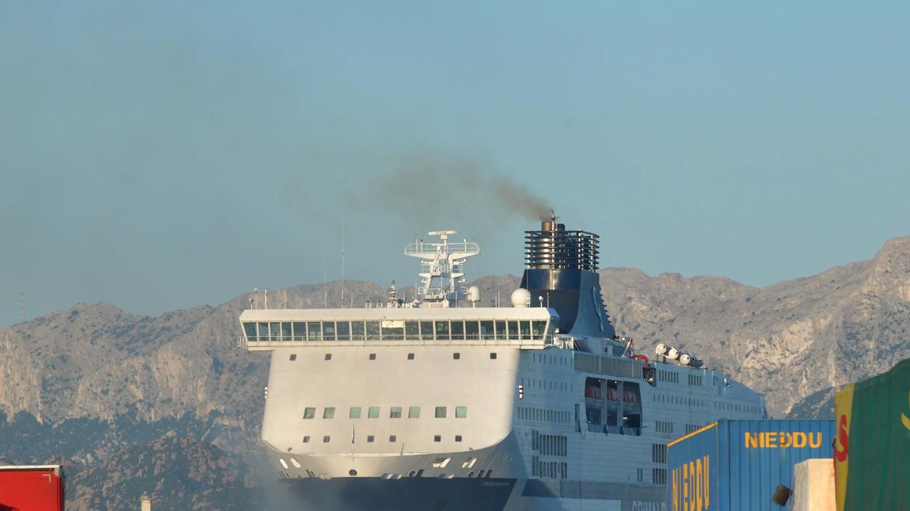 Olbia, fiamme nel traghetto: inchiesta della capitaneria di porto