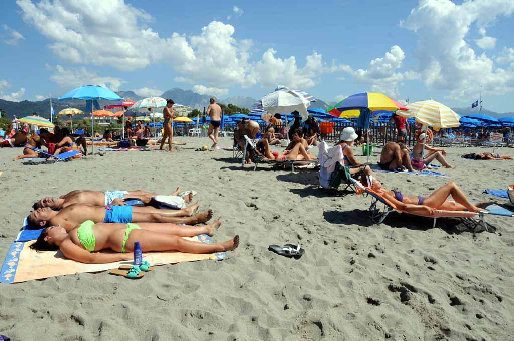 La spiaggia libera della Rotonda a Marina di Carrara (foto d’archivio)