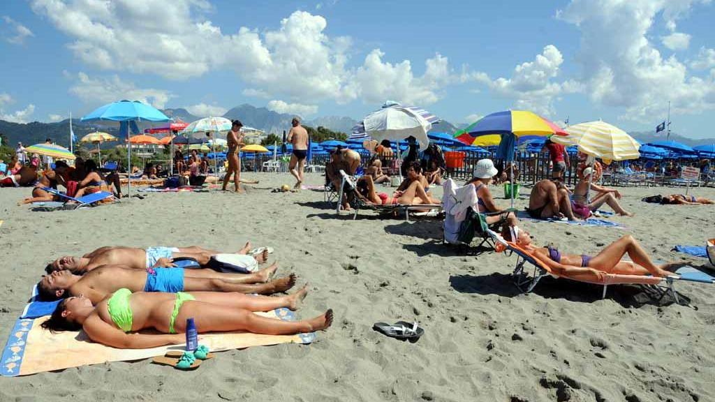 La spiaggia libera della Rotonda a Marina di Carrara (foto d’archivio)