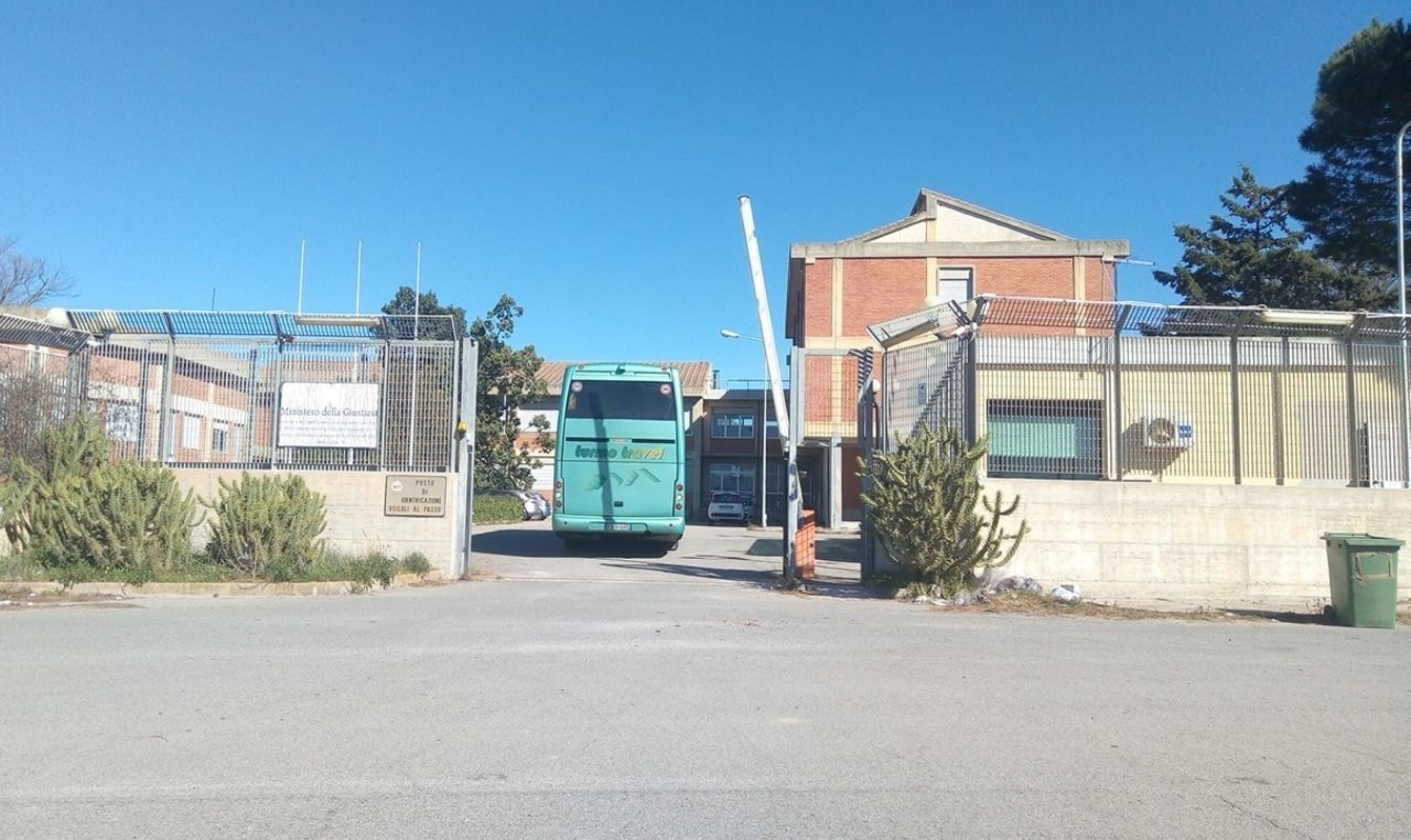 Migranti, rivolta nel Cpr di Macomer: uomo si cuce la bocca