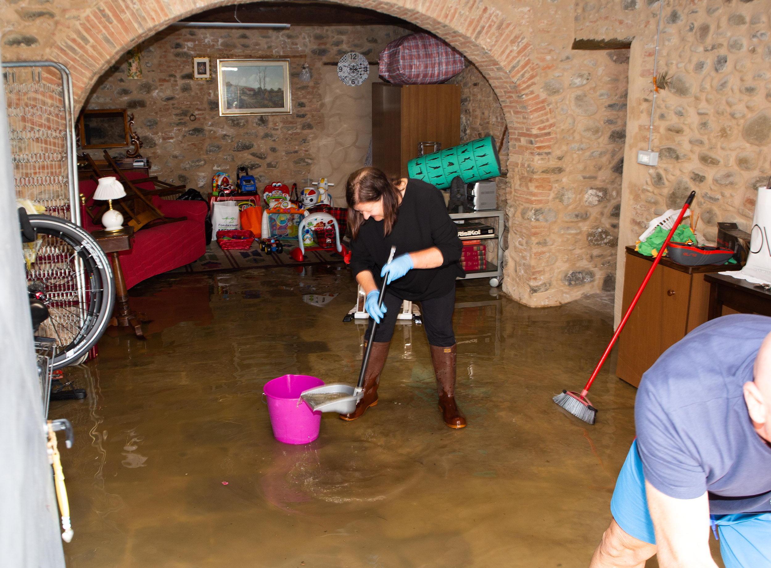 Una casa allagata in località Alberghi a Pescia (Foto Nucci)