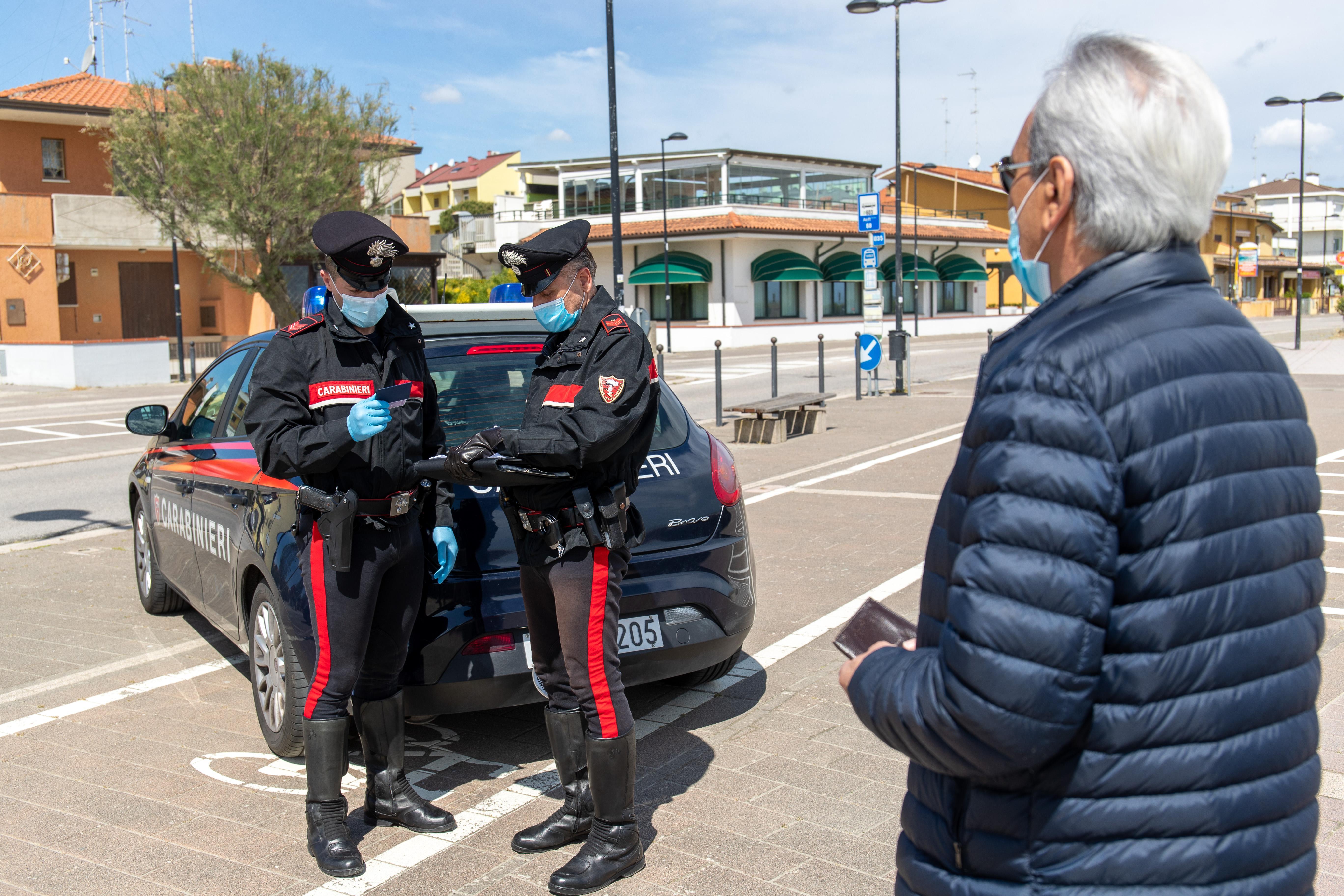 Portomaggiore, ubriaco prende a male parole i carabinieri: denunciato