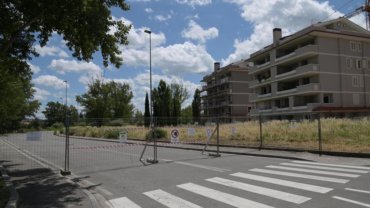 Chiusa al transito e alla sosta via Serravalle a San Martino, il tratto compreso tra via Basilicata e via San Martino (foto Sestini)