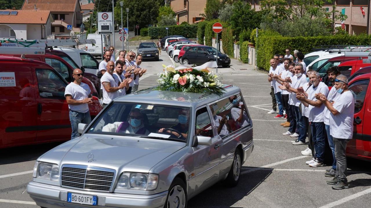 Con i furgoni schierati mentre passa il feretro dell'imprenditore-amico. L'addio a Giorgio Macelloni