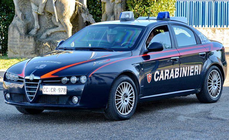 Colpisce alla testa la moglie con una statuetta di Padre Pio: lei finisce in ospedale, lui agli arresti