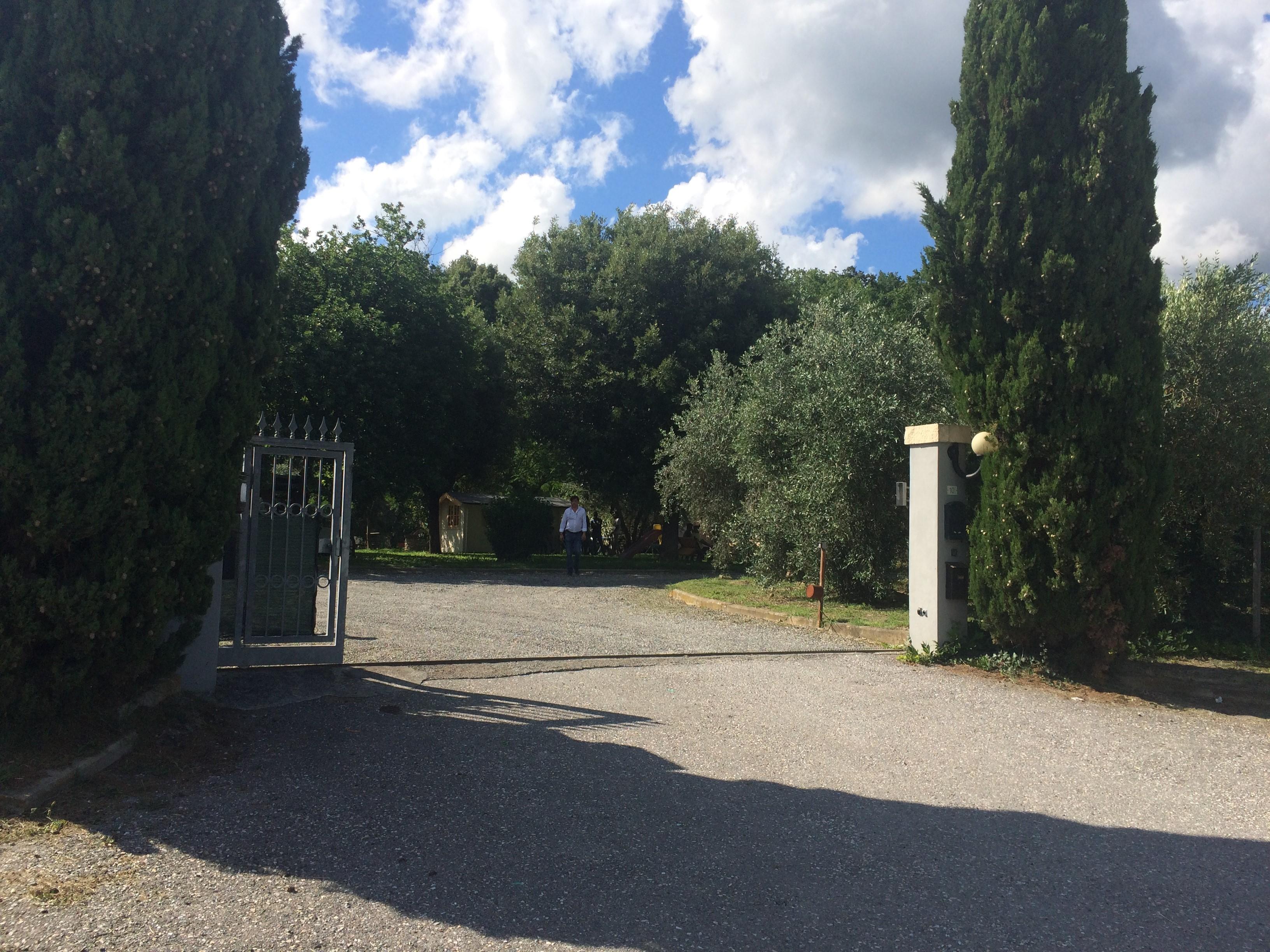 L'ingresso della casa colonica (foto Falorni)