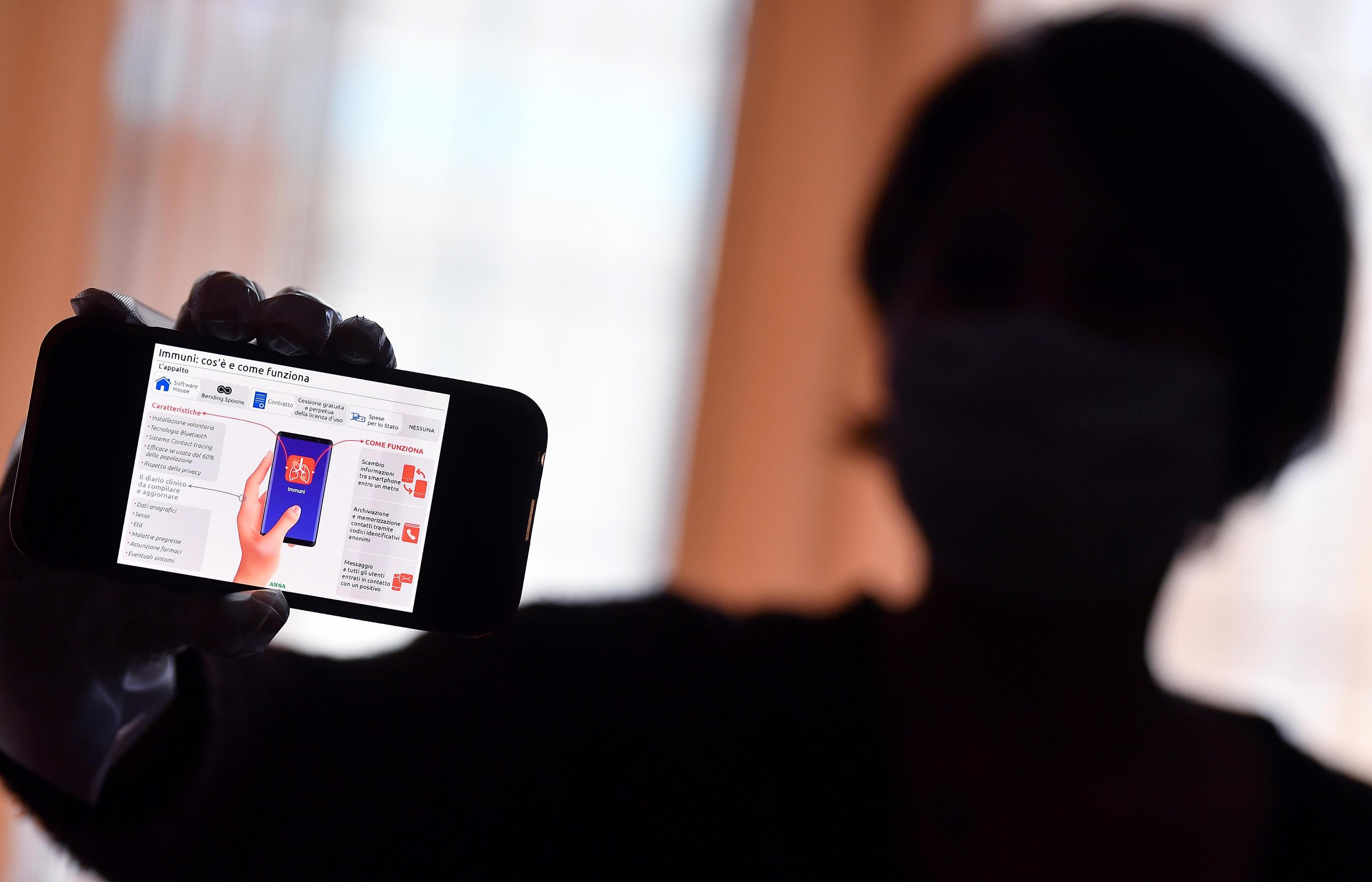 La scarico o no? La App Immuni divide politici e cittadini apuani