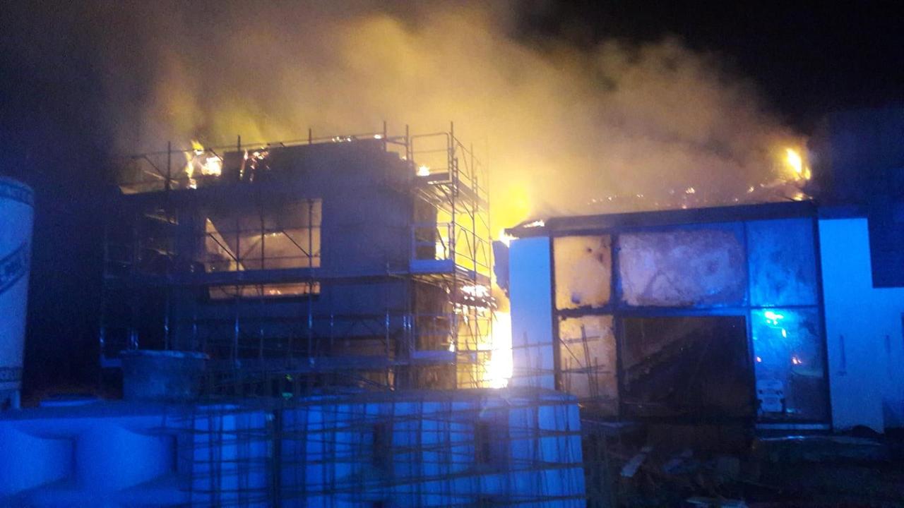Le fiamme notturne al Golf resort