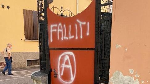 La scritta comparsa davanti all'assiciazione "Amici di Valerio" a Brescello