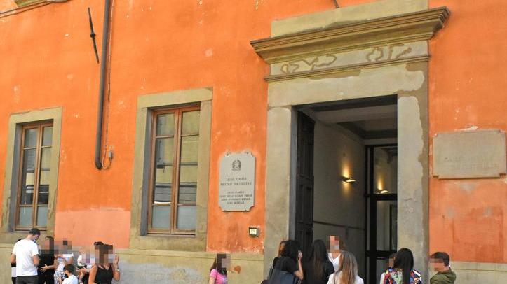 L'ingresso del "Forteguerri", dove da settembre ci saranno dei tagli al numero delle classi