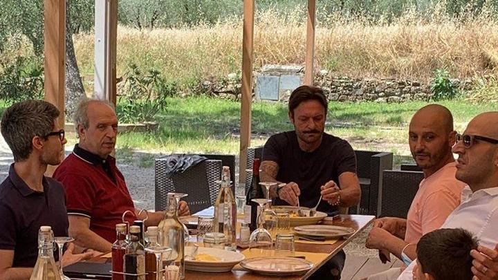 Totò Schillaci (a capotavola) a pranzo al Ristoro del Borgo con un gruppo di amici