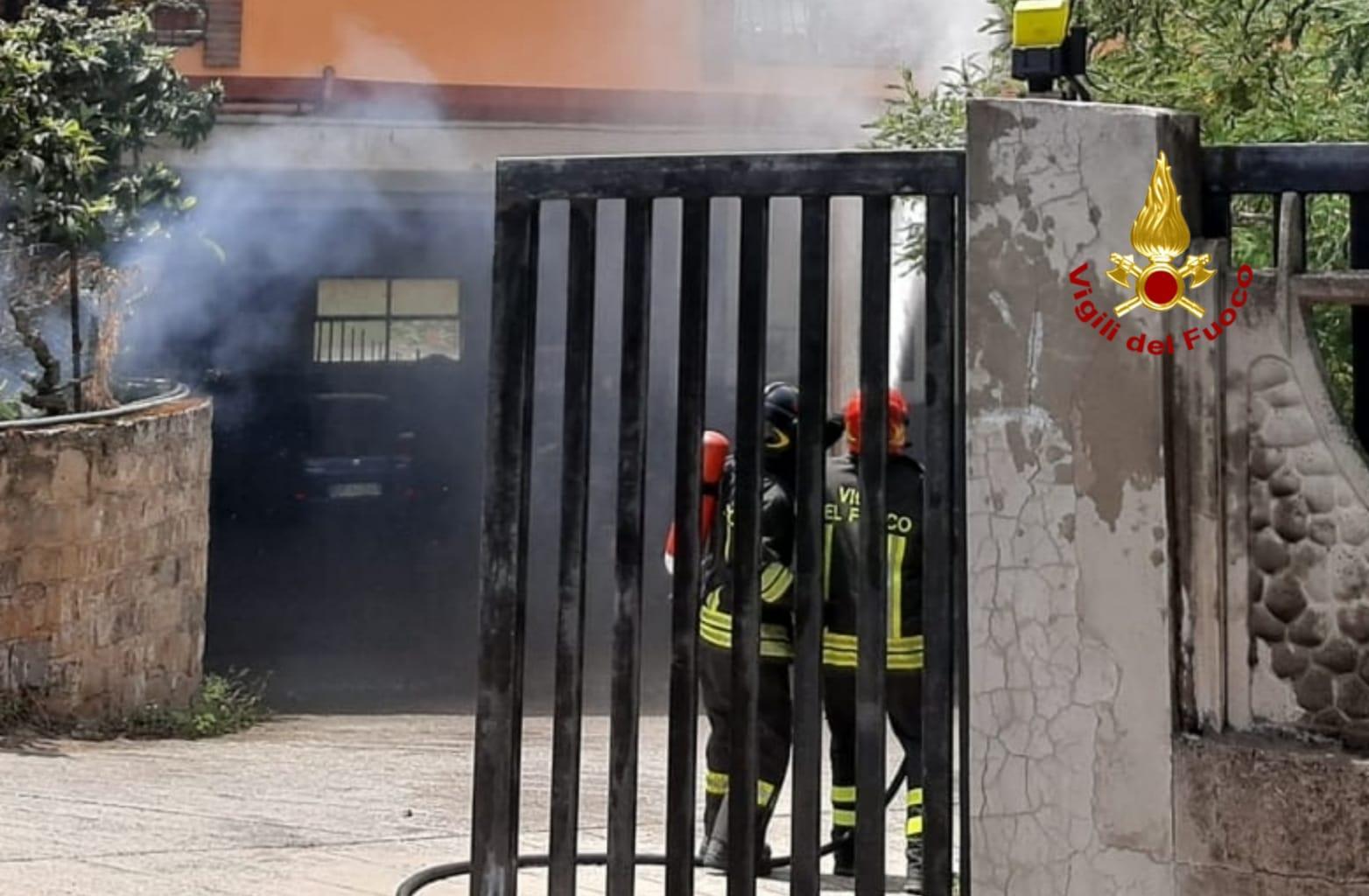 Due militari dell'Esercito salvano due anziani, un uomo e tre bimbi dall'incendio a Villamassargia