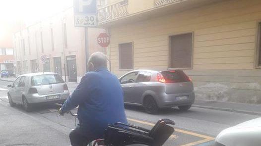 Ernesto Ghera sul triciclo rosso rubato dal cortile di casa sua