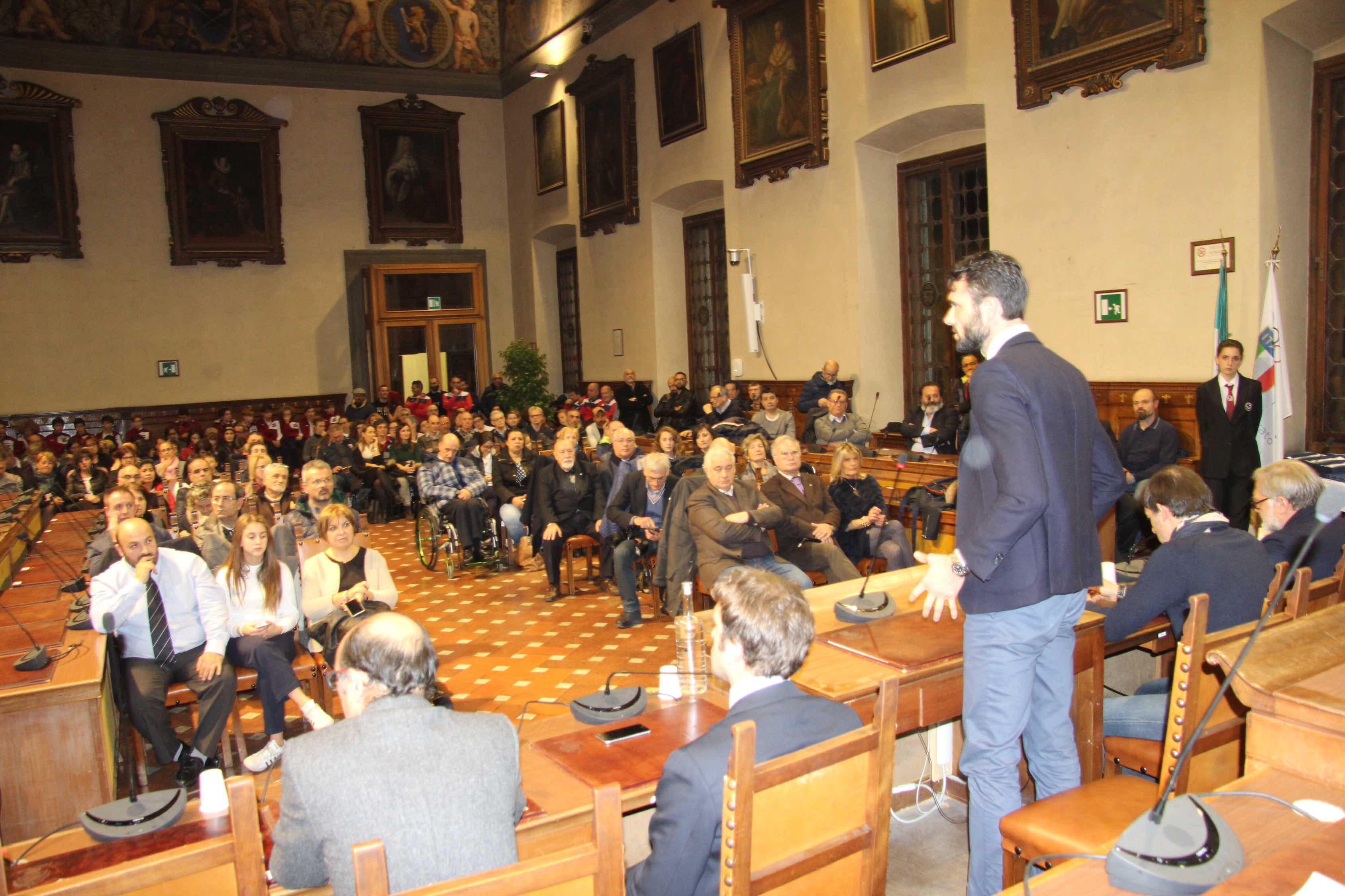 Biffoni in piedi con alla sua destra, seduti, l'ex assessore allo Sport Vannucci e il Delegato Coni, Taiti