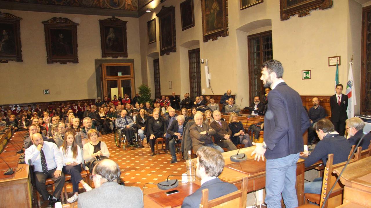 Biffoni in piedi con alla sua destra, seduti, l'ex assessore allo Sport Vannucci e il Delegato Coni, Taiti