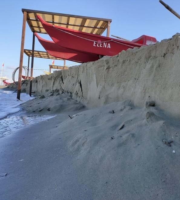 Gradone sulla spiaggia a Lido di Camaiore: l'allarme dei balneari