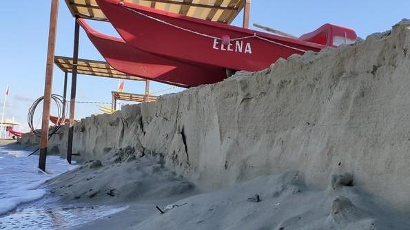 Gradone sulla spiaggia a Lido di Camaiore: l'allarme dei balneari