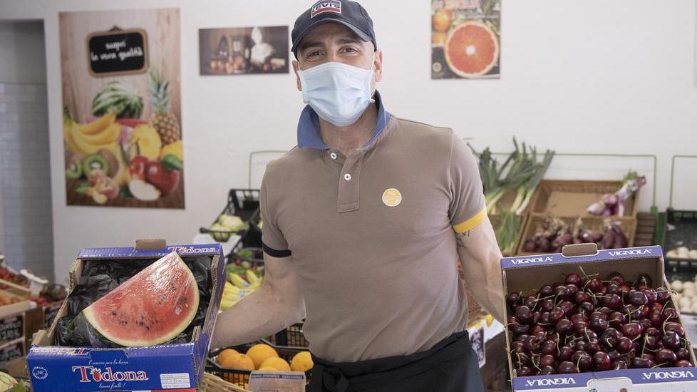 La fase 3 a Lesignana / Nel negozio di Vincenzo torna il viavai di clienti «Siamo stati fortunati»